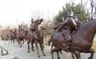 公園景區(qū)創(chuàng)意不銹鋼仿銅眾人出游騎馬雕塑