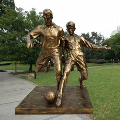 校園體育廣場玻璃鋼仿銅踢足球的人物景觀