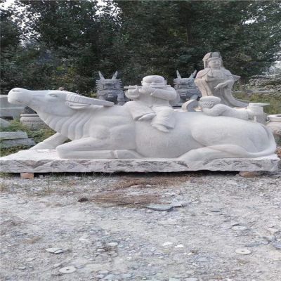 漢白玉牧童騎牛石雕，臥地上的水牛