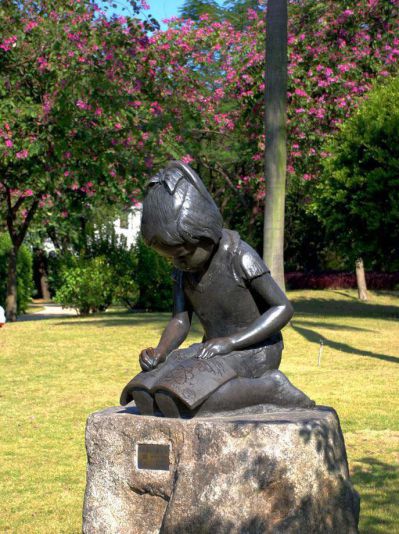 校園兒童踢球銅雕是怎么制作出來的？