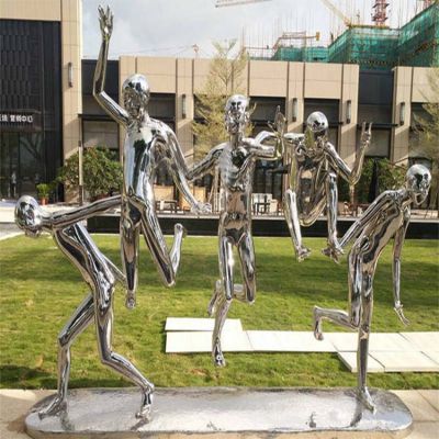 小區售樓部戶外草坪擺放不銹鋼抽象人物雕塑