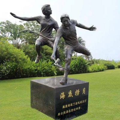 打羽毛球，鑄銅體育運動人物景觀雕塑