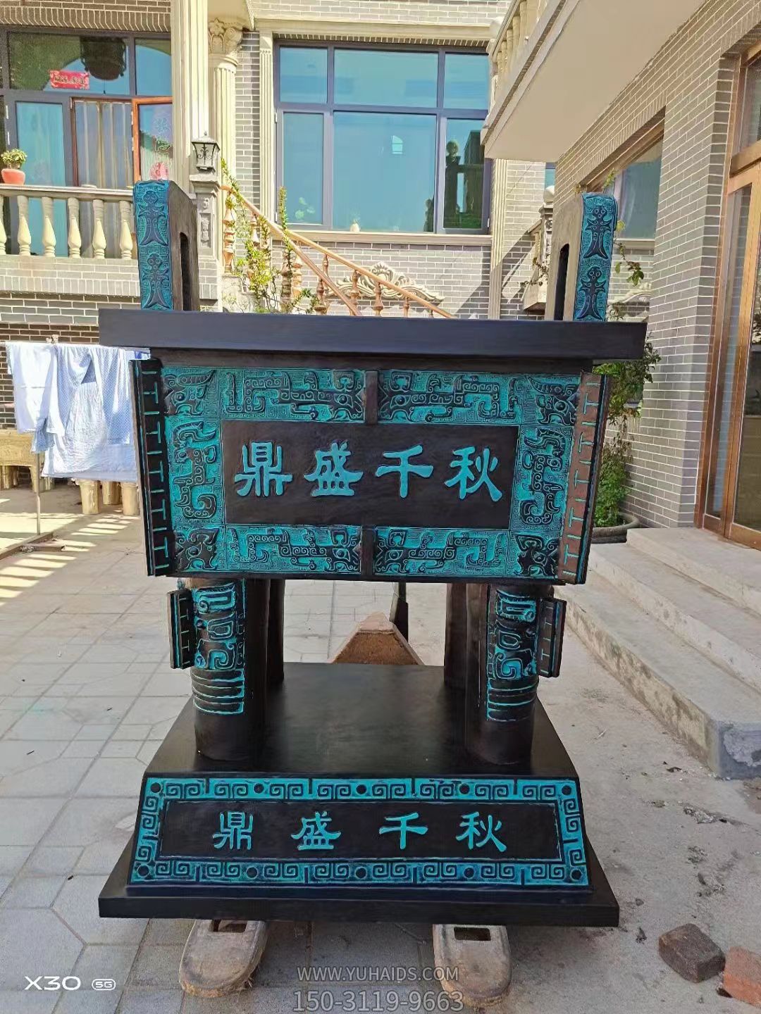 仿古青銅鼎，鼎盛千秋鑄銅方鼎雕塑