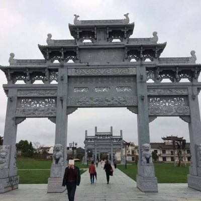 景區入口擺放仿古建筑青石三門五樓石雕牌坊