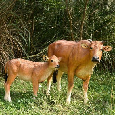 玻璃鋼仿真牛雕塑，大牛和小牛