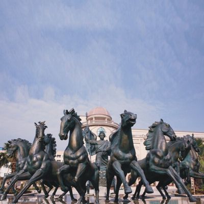 廣場大型玻璃鋼仿銅阿波羅展翅景觀雕塑，戶外園林馬群雕塑