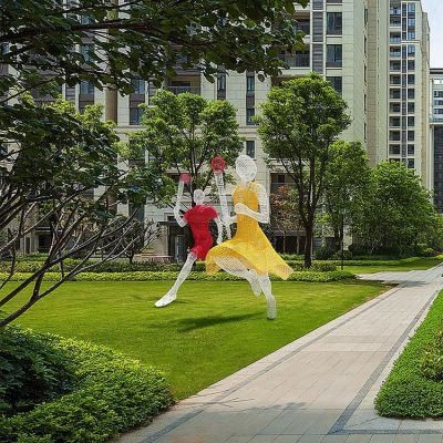 傳遞火炬，鐵藝網格彩色運動主題人物雕塑