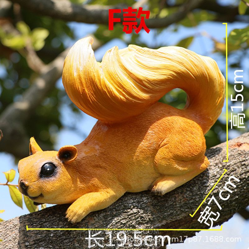 游樂場一只樹上玩耍的玻璃鋼松鼠雕塑 游樂場一只樹上玩耍的玻璃鋼松鼠雕塑