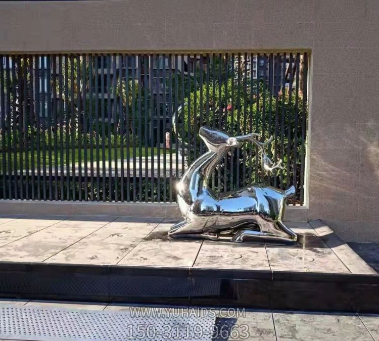 抬頭跪地鹿雕塑，地產(chǎn)售樓部鏡面不銹鋼鹿動物擺件