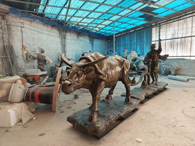 農(nóng)夫和牛——玻璃鋼仿銅耕地牛雕塑