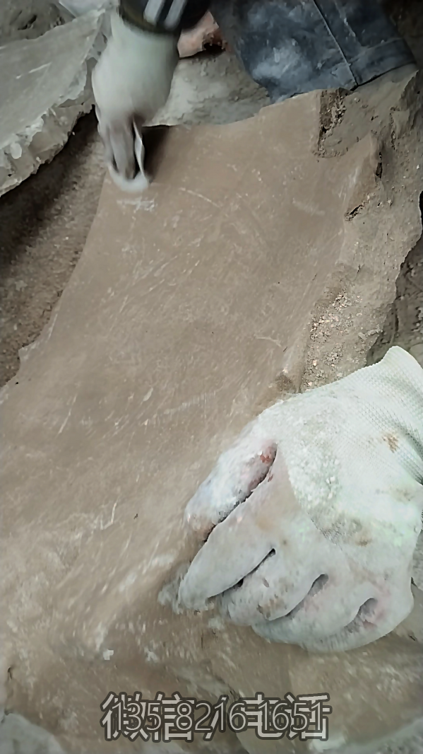 用砂紙打磨模具表面 用砂紙打磨模具表面