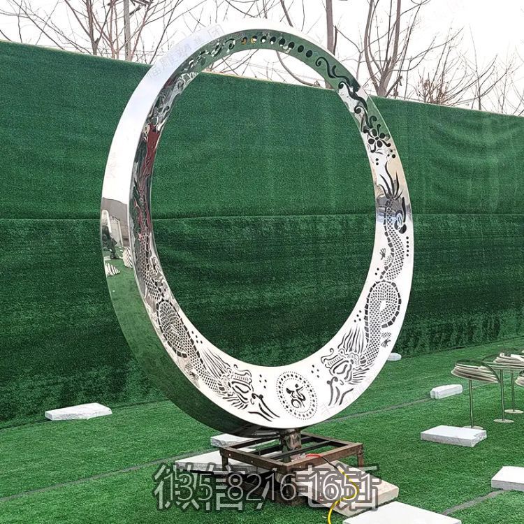 不銹鋼鏤空龍鳳花紋鏡面圓環(huán)雕塑 不銹鋼鏤空龍鳳花紋鏡面圓環(huán)雕塑