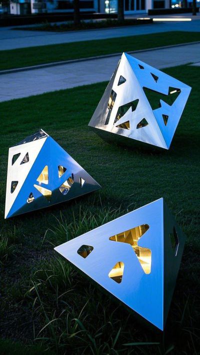 鏡面鏤空發(fā)光不銹鋼幾何石頭雕塑