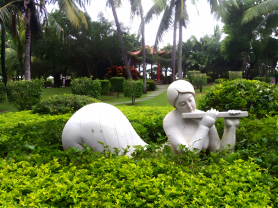 公園戶外石雕創意趴著吹笛子的人物雕塑