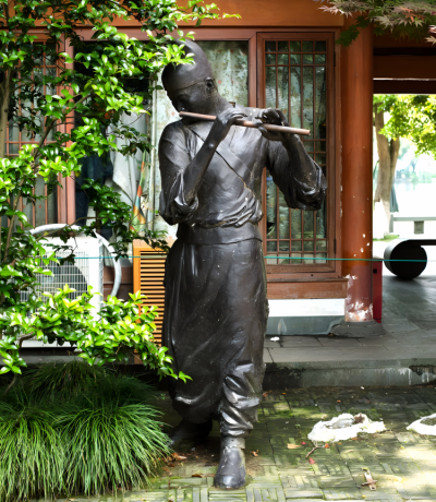 園林戶外創(chuàng)意銅雕吹笛子的人物雕塑