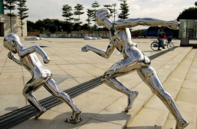 廣場落地?cái)[件不銹鋼鏡面抽象運(yùn)動(dòng)跑步人物雕塑