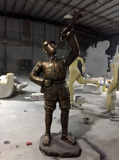 吹號角的八路軍仿銅人物雕塑
