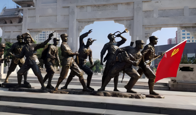 玻璃鋼仿銅八路軍戰士雕塑