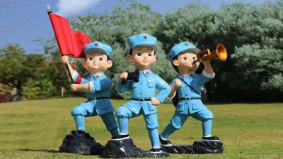 玻璃鋼卡通小八路軍雕塑