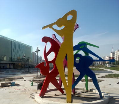 廣場(chǎng)抽象景觀演奏樂器的人物雕塑