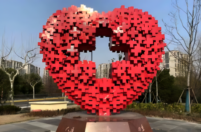 十字組成的不銹鋼愛心雕塑